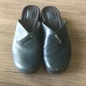 Clarks Women’s Leather Slip On’s 8